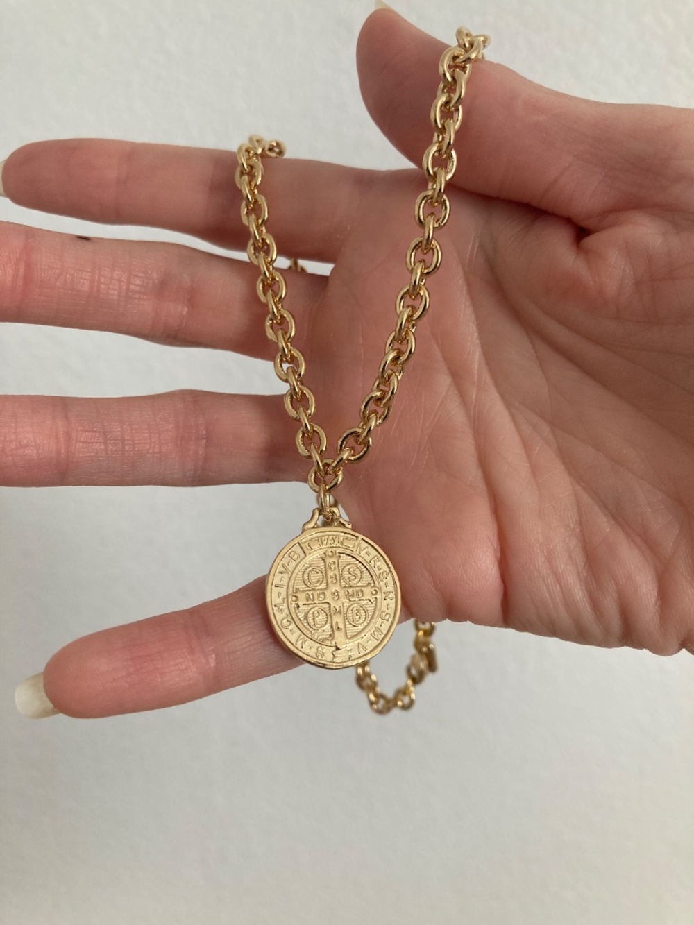 New Vanessa Mooney gold coin necklace Coin Medallion Pendant Necklace Gold - Picture 7 of 7